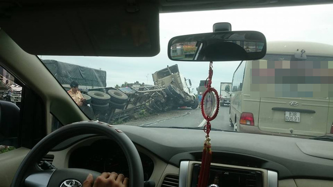 tien giang xe container lat do ngay giua duong nhieu xe co qua lai