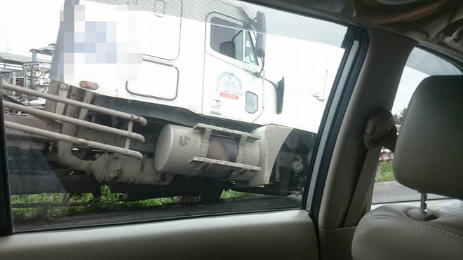 tien giang xe container lat do ngay giua duong nhieu xe co qua lai