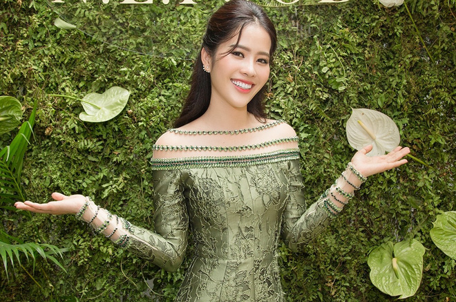 hoa khoi nam em tuoi tan do sac cung dan hoa hau xinh dep