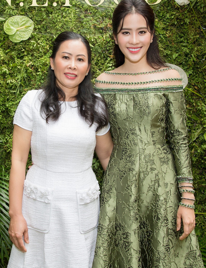 hoa khoi nam em tuoi tan do sac cung dan hoa hau xinh dep