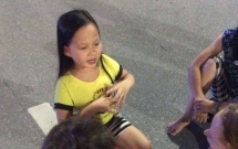 clip be gai xinh xan day tieng viet cho du khach nuoc ngoai thu hut nguoi dan o pho di bo ho guom