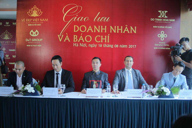 hoa hau ngoc han mac ao dai dat vang 9999