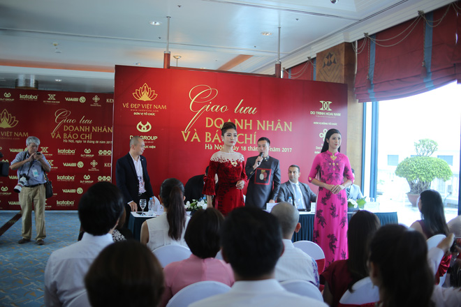 hoa hau ngoc han mac ao dai dat vang 9999