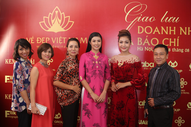 hoa hau ngoc han mac ao dai dat vang 9999