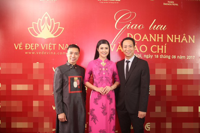 hoa hau ngoc han mac ao dai dat vang 9999