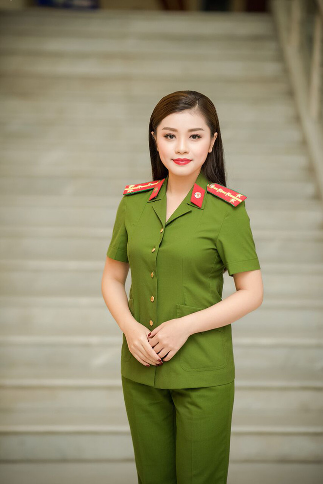 thu hang mac dong phuc cong an hoi ngo trong tan