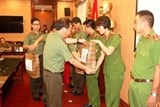 tham hoi tang qua can bo chien sy bi thuong va than nhan co hoan canh dac biet kho khan