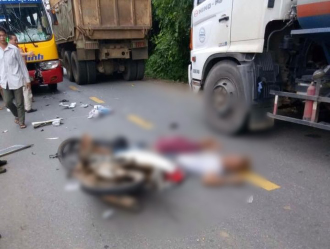 hoa binh dau dau xe buyt anh tu vong em bi thuong nang