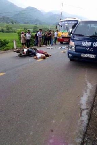 hoa binh xe may dau dau xe bus 2 nguoi thuong vong