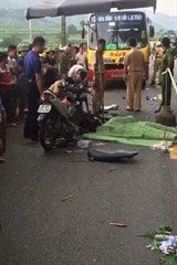 hoa binh xe may dau dau xe bus 2 nguoi thuong vong