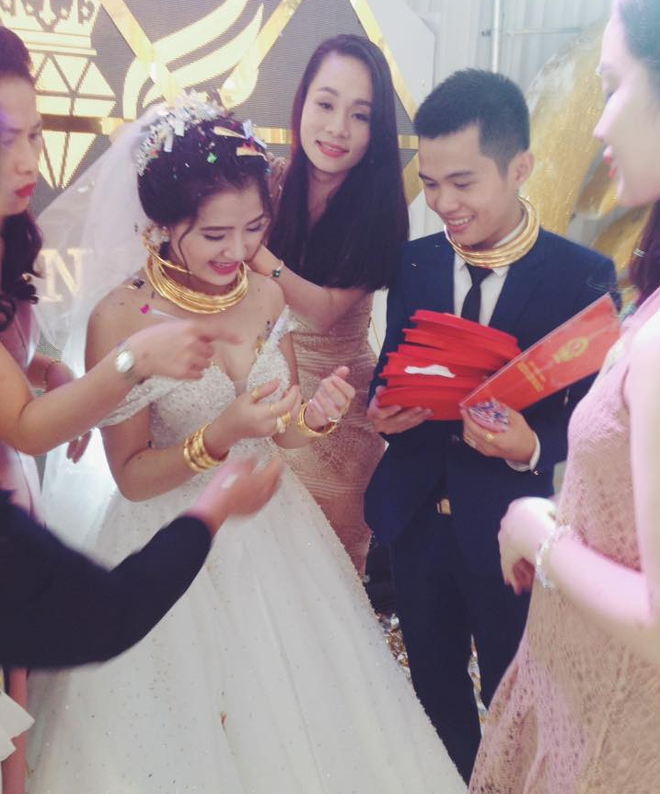 chu re trong dam cuoi sieu khung o nghe an chuyen trao vang la tuc le o que chung toi khong khoe khoang