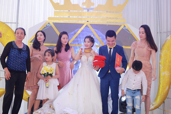 chu re trong dam cuoi sieu khung o nghe an chuyen trao vang la tuc le o que chung toi khong khoe khoang