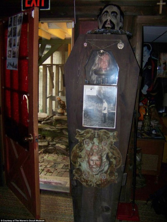 dot nhap vao bao tang huyen bi noi dang giam giu bup be annabelle that