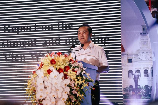 tp hcm hang nghin nguoi dan va du khach un un do ve pho di bo bui vien trong ngay khai truong