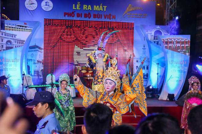 tp hcm hang nghin nguoi dan va du khach un un do ve pho di bo bui vien trong ngay khai truong