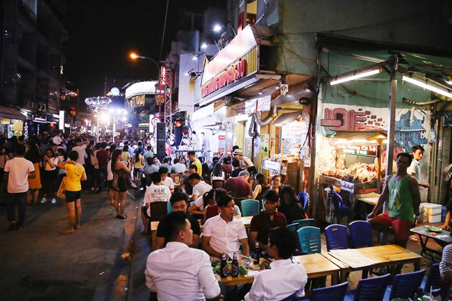 tp hcm hang nghin nguoi dan va du khach un un do ve pho di bo bui vien trong ngay khai truong
