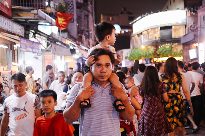 tp hcm hang nghin nguoi dan va du khach un un do ve pho di bo bui vien trong ngay khai truong