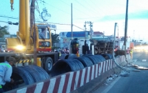 tp hcm xe tai tong trung tru dien lat ngang duong tai xe cung vo om con trai 7 tuoi bo ra tu cabin