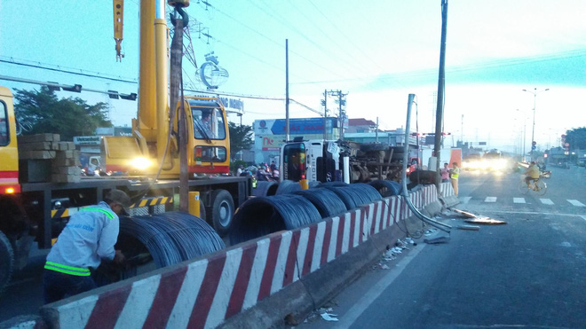 tp hcm xe tai tong trung tru dien lat ngang duong tai xe cung vo om con trai 7 tuoi bo ra tu cabin