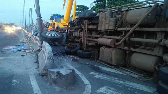 tp hcm xe tai tong trung tru dien lat ngang duong tai xe cung vo om con trai 7 tuoi bo ra tu cabin