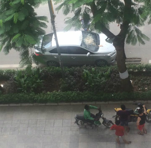 do xe duoi san chung cu tai xe nhan duoc mon qua bat ngo tu tren troi roi xuong