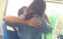 can chay mau moi ban gai khi dang mai hon nhau tren xe buyt cap sinh vien an va tai xe vi lai au