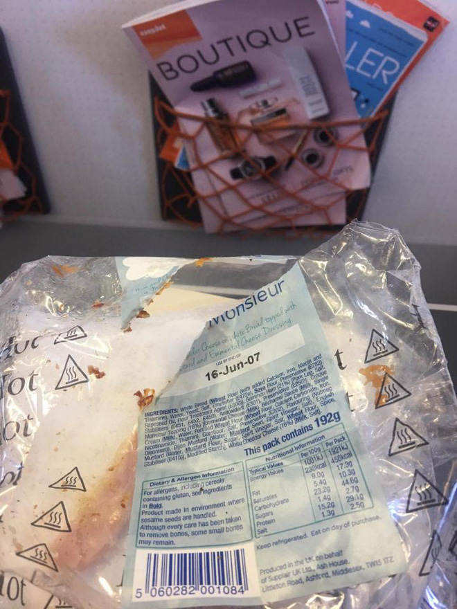 hanh khach ta hoa khi phat hien do an duoc phuc vu tren may bay da het han tu 10 nam truoc