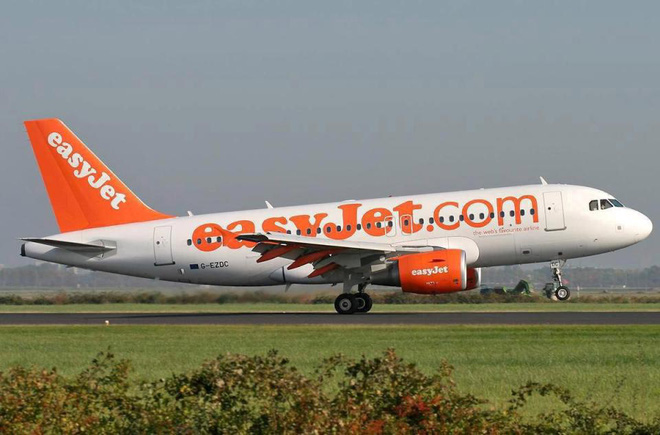 hanh khach ta hoa khi phat hien do an duoc phuc vu tren may bay da het han tu 10 nam truoc