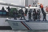 philippines giai cuu mot thuyen vien viet nam bi khung bo bat coc