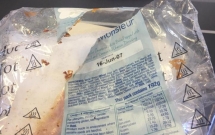 hanh khach ta hoa khi phat hien do an duoc phuc vu tren may bay da het han tu 10 nam truoc