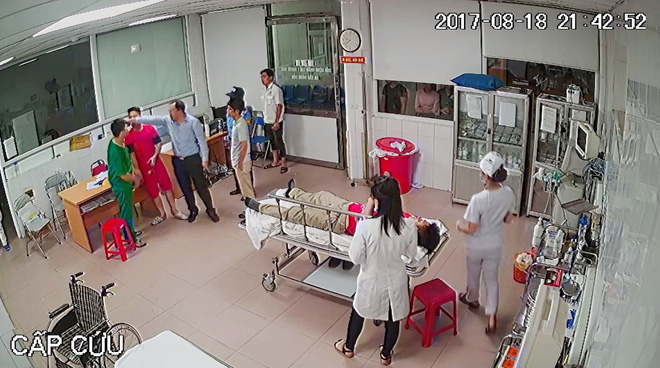 nghe an nu bac si bi nguoi dan ong hanh hung ngay tai phong cap cuu