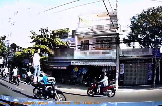 tam giu nam thanh nien dung tren xe may phong nhu bay o da nang