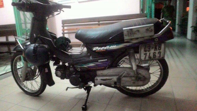 tam giu nam thanh nien dung tren xe may phong nhu bay o da nang