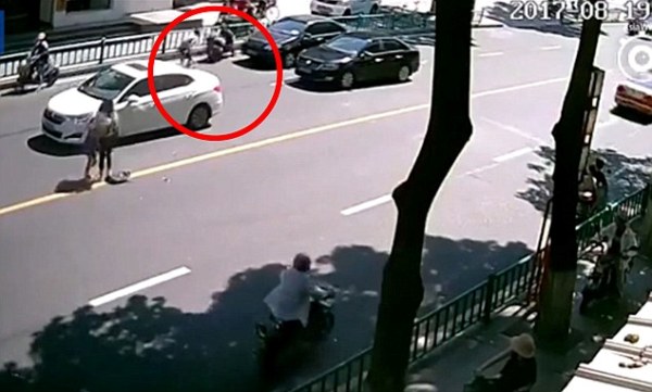 nga lon nhao giua duong chiec xe may tu ro ga bo chay vi gian doi kho chu