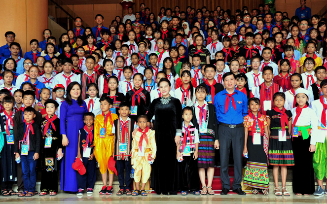 chu tich quoc hoi gap mat thieu nhi co thanh tich xuat sac