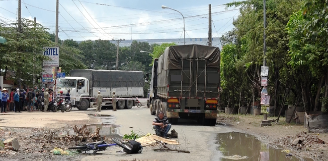 nu sinh 17 tuoi chet tham duoi banh xe container tren duong den truong