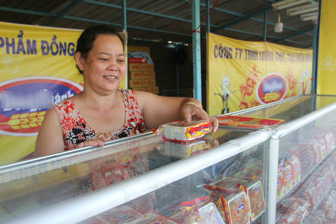 gan 2 thang moi den ram thang 8 banh trung thu da ruc rich duoc bay ban khap cac neo duong