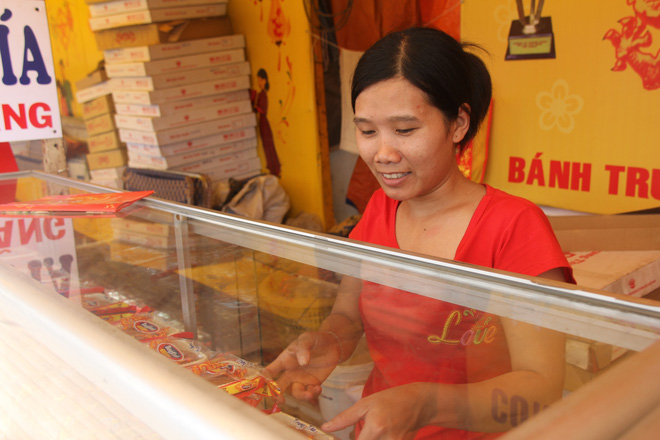 gan 2 thang moi den ram thang 8 banh trung thu da ruc rich duoc bay ban khap cac neo duong
