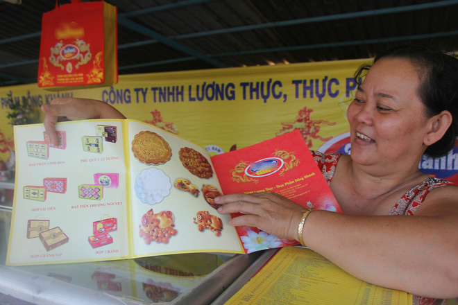 gan 2 thang moi den ram thang 8 banh trung thu da ruc rich duoc bay ban khap cac neo duong