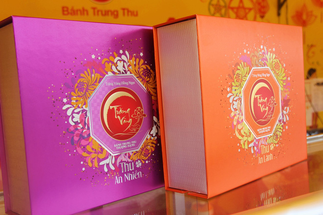 gan 2 thang moi den ram thang 8 banh trung thu da ruc rich duoc bay ban khap cac neo duong