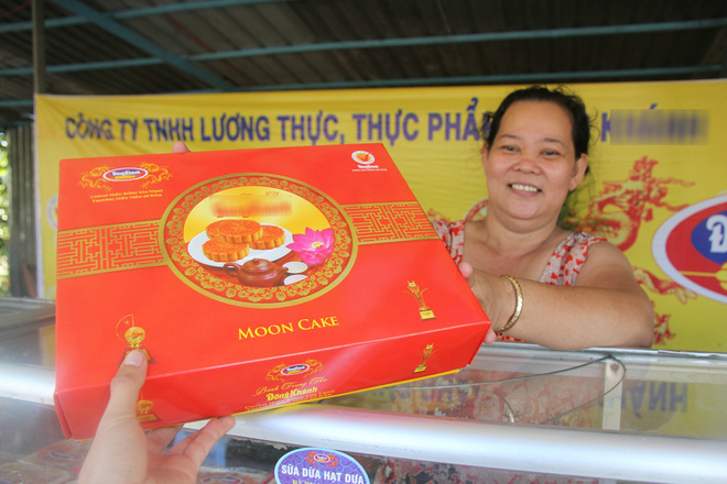 gan 2 thang moi den ram thang 8 banh trung thu da ruc rich duoc bay ban khap cac neo duong