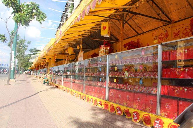 gan 2 thang moi den ram thang 8 banh trung thu da ruc rich duoc bay ban khap cac neo duong