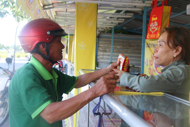 gan 2 thang moi den ram thang 8 banh trung thu da ruc rich duoc bay ban khap cac neo duong