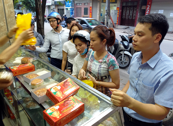 gan 2 thang moi den ram thang 8 banh trung thu da ruc rich duoc bay ban khap cac neo duong