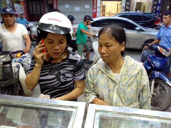 gan 2 thang moi den ram thang 8 banh trung thu da ruc rich duoc bay ban khap cac neo duong