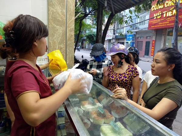 gan 2 thang moi den ram thang 8 banh trung thu da ruc rich duoc bay ban khap cac neo duong