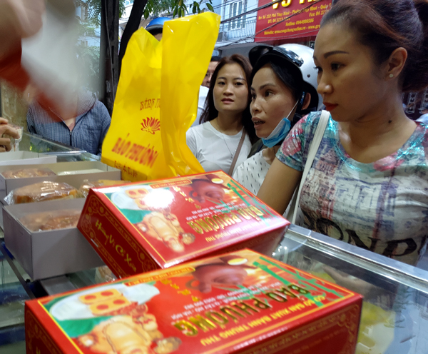 gan 2 thang moi den ram thang 8 banh trung thu da ruc rich duoc bay ban khap cac neo duong