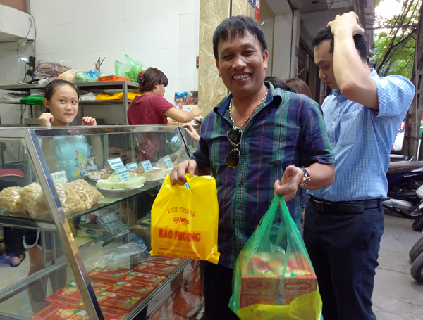 gan 2 thang moi den ram thang 8 banh trung thu da ruc rich duoc bay ban khap cac neo duong