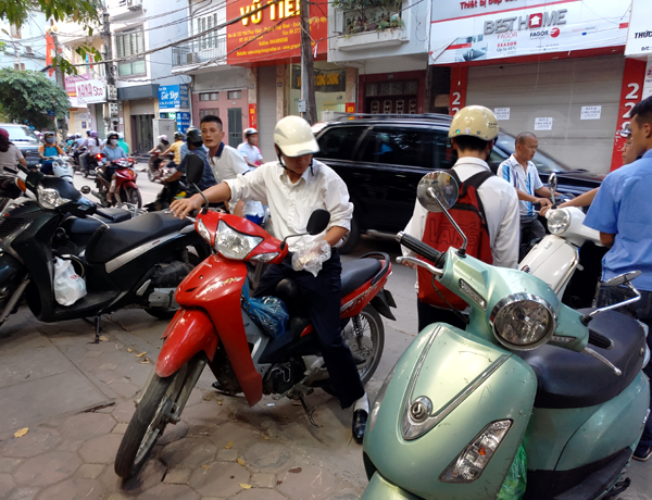 gan 2 thang moi den ram thang 8 banh trung thu da ruc rich duoc bay ban khap cac neo duong