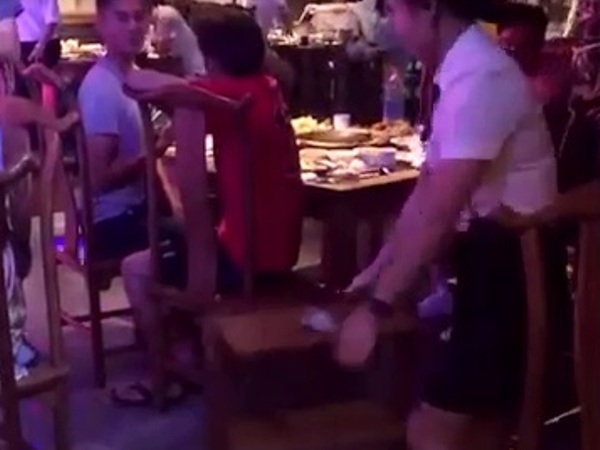 chuot nhay lau tu tu xuong khay do an nhieu thuc khach bo chay tan loan